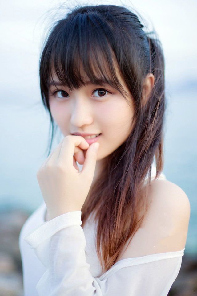 “血腥味儿~”虎卫统领抬头，冷冷的看向前方，沙哑的声音里，带着一股对鲜血的狂热，山道上空无一人，远处已经能够看到的军营也是冷清清一片，看不出有丝毫人烟。